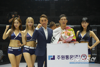 안종원 전무, 승리한 난딘에르덴(김인성)에게 트로피 시상[로드FC]