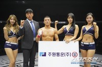 주원통운 최병성 부장, 승리한 양지용에게 트로피 시상[로드FC]