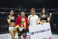 주원지엘에스 안종원 전무, 승리한 으르스켈디에게 트로피 시상[로드FC]
