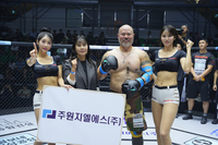 주원지엘에스 김나연 팀장, 승리한 금광산에게 트로피 시상[로드FC]