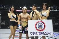 주원지엘에스 정승환 팀장, 챔피언 두이세예프에게 트로피 시상