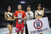 주원지엘에스 이진영 부장, 승리한 김민형에게 트로피 시상