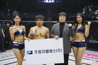 주원지엘에스 김선식 대표, 하라구치 신에게 승리 트로피 시상