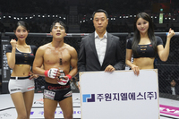 주원지엘에스 옥기성 사업단장, 승리한 박재성에게 트로피 시상[로드FC]