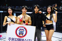 주원지엘에스 김동현 팀장, 승리한 최영찬에게 트로피 시상